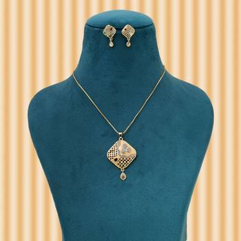 Gold color chain pendant with earring 2