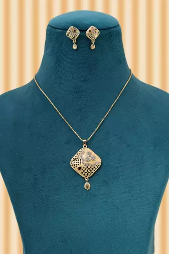 Gold color chain pendant with earring