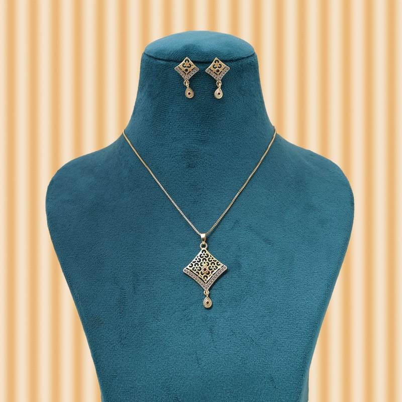 Gold color chain pendant with earring