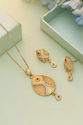 Gold color chain pendant with earring