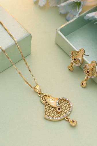 Gold color chain pendant with earring