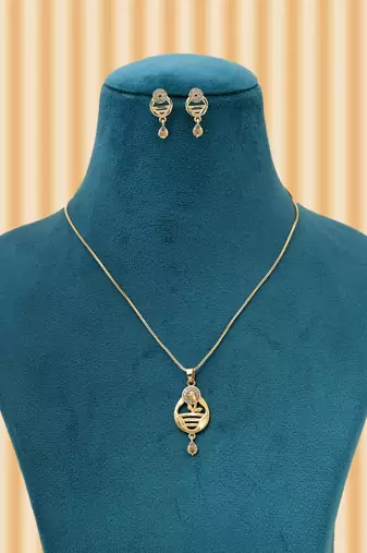 Gold color chain pendant with earring
