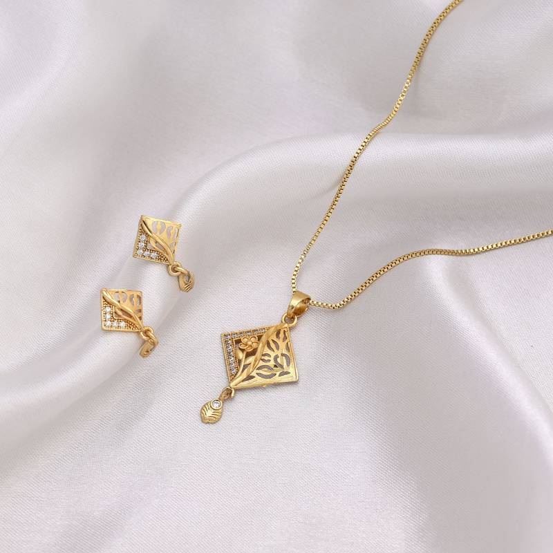 Gold color chain pendant with earring