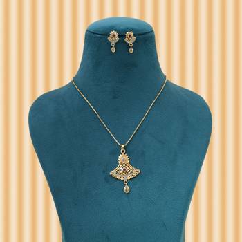 Gold color chain pendant with earring 2