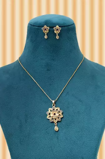 Gold color chain pendant with earring