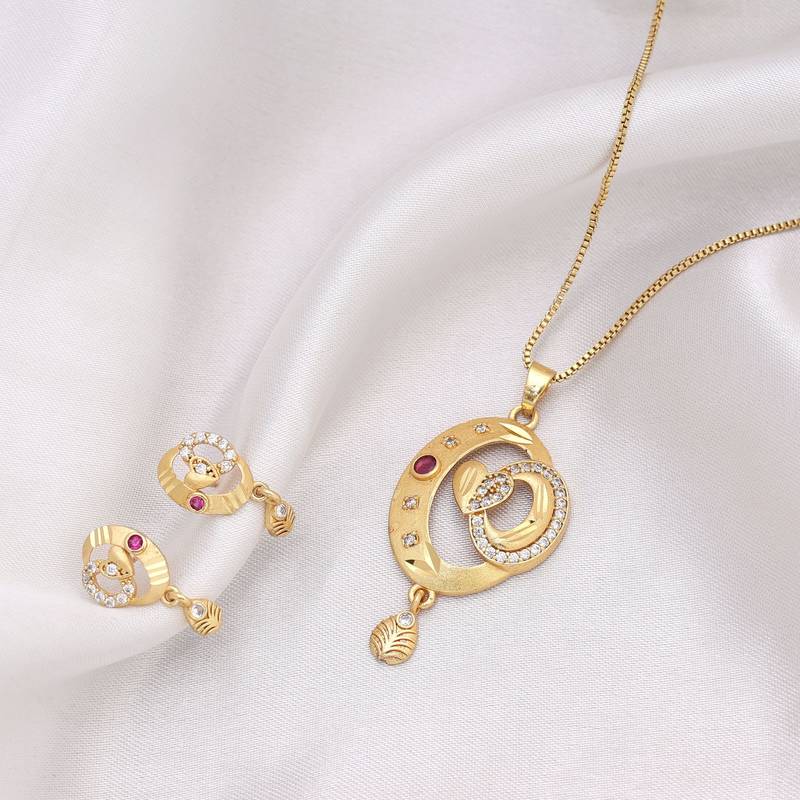 Gold color chain pendant with earring