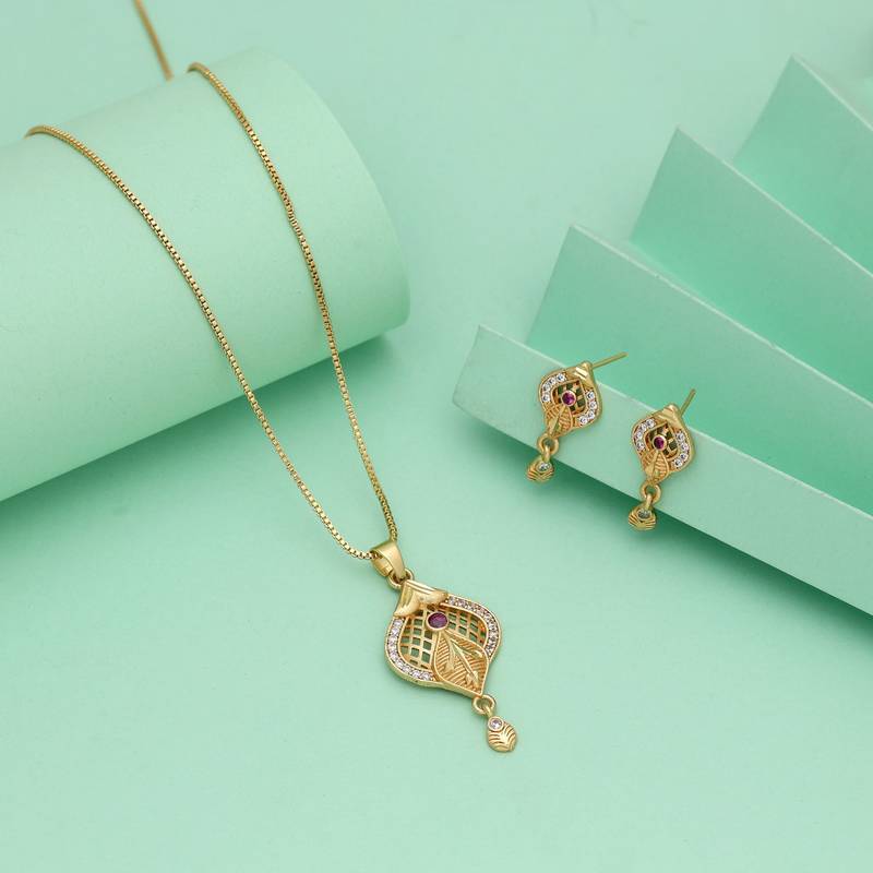 Gold color chain pendant with earring