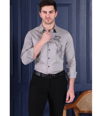 Men grey solid slim fit casual shirt with geometric chest print 1