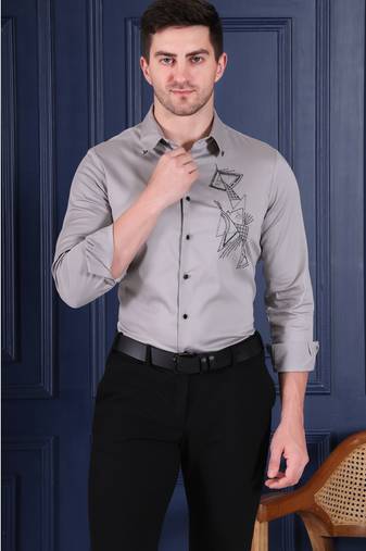Men grey solid slim fit casual shirt with geometric chest print