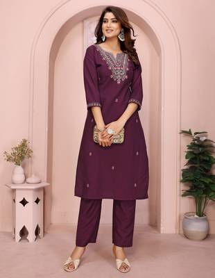 Magenta roman floral embroidery straight neck kurta set 4