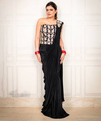 Black embroidered crepe saree 5