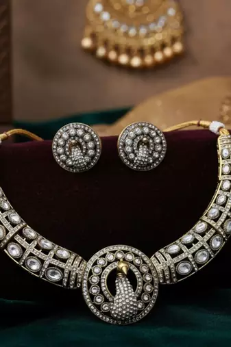 Peacock Heritage Choker Set