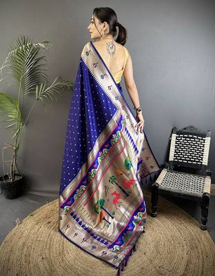 royal blue soft lichi silk blend peacock & floral motifs jacquard kanchipuram saree 3