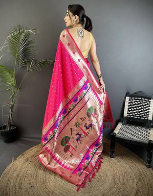 rani pink soft lichi silk blend peacock & floral motifs jacquard kanchipuram saree 3