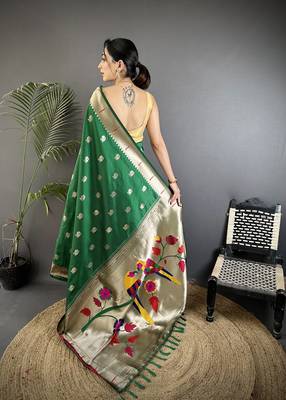green soft silk blend peacock & floral zari motifs kanchipuram saree 3