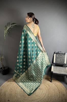 green soft banarasi silk blend green jacquard weaving saree with unstitched blouse 2