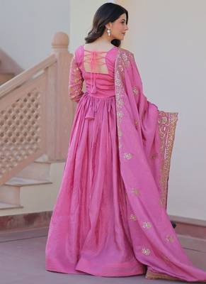 Pink zari & sequins embroidered gold-crush Gown & dupatta 3