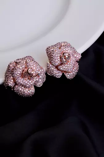 Majesty floral shining studs in rose gold