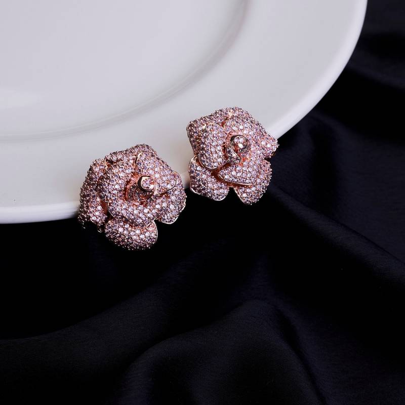 Majesty floral shining studs in rose gold