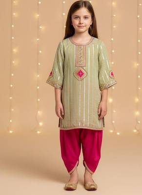 Green embroidered viscose kurta set 1