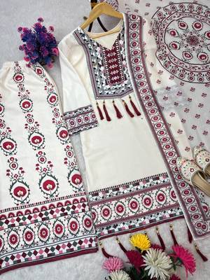 Muslin off white printed kurta set with dupatta 2