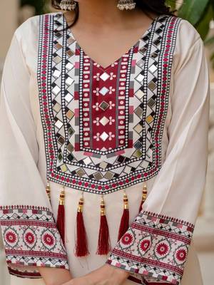 Muslin off white printed kurta set with dupatta 3