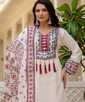 Muslin off white printed kurta set with dupatta 4