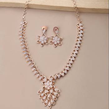 Elegant rose necklace 1