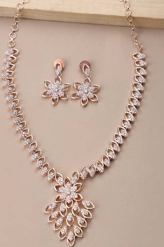 Elegant rose necklace