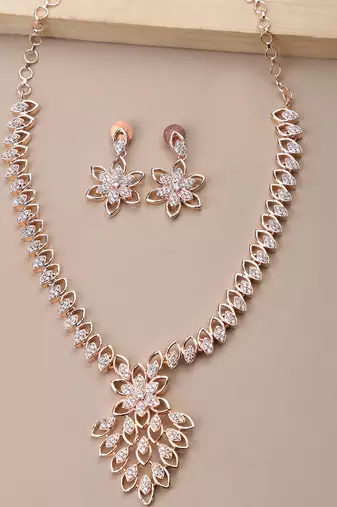 Elegant rose necklace