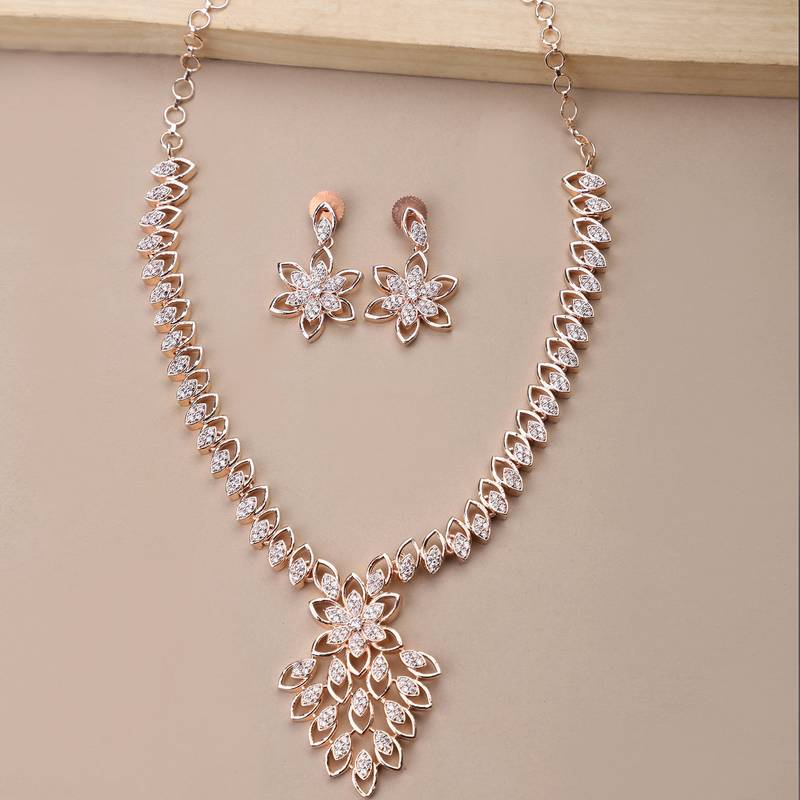 Elegant rose necklace