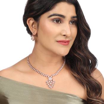 Elegant rose necklace 2