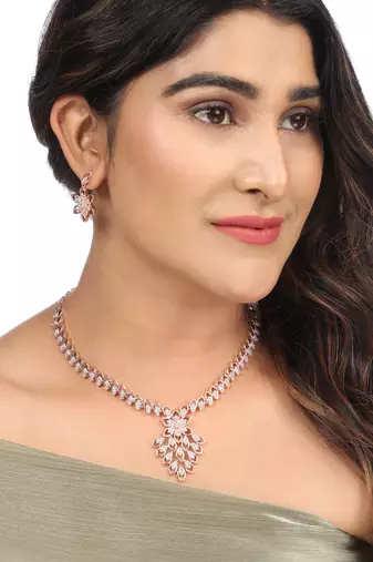 Elegant rose necklace