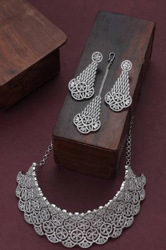 Chic choker necklace