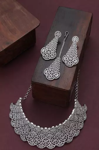 Chic choker necklace