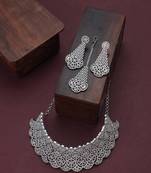 Chic choker necklace