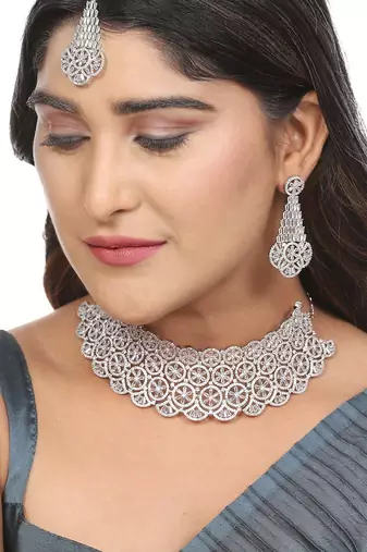 Chic choker necklace