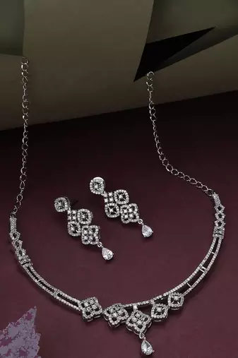 Minimalist chain necklace