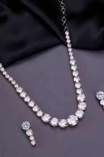 Noir delight necklace