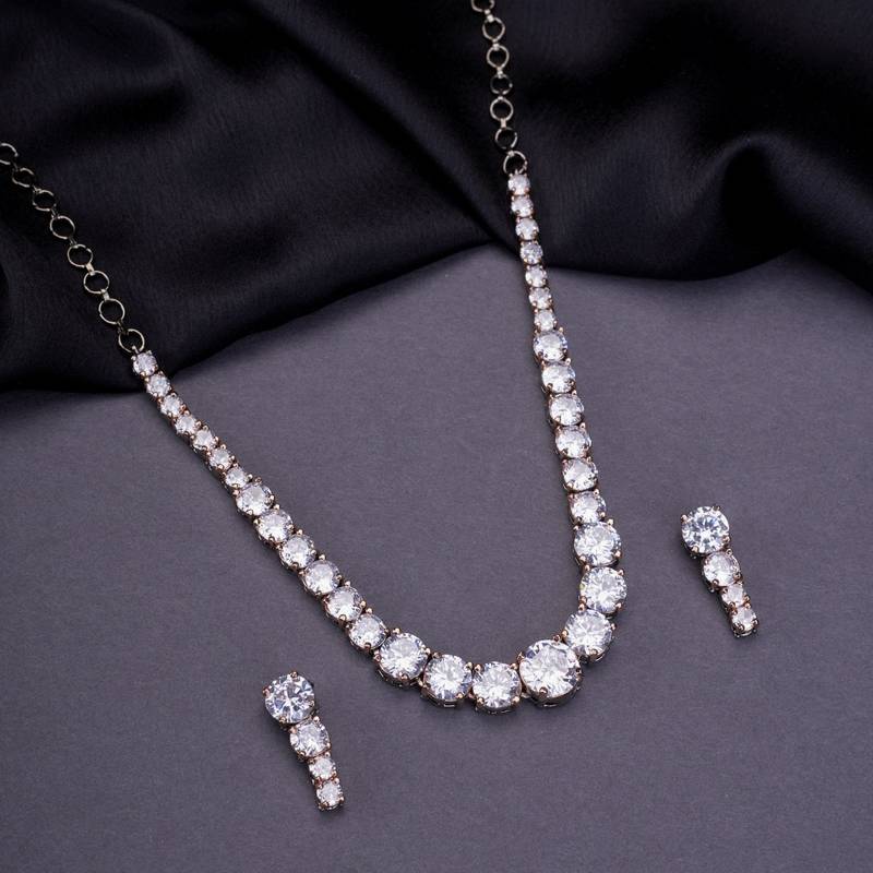 Noir delight necklace