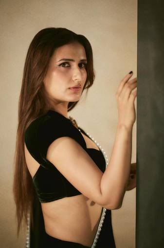 Black Color Plain With Fancy Lace Border Of Pearl Viscose Velvet Saree