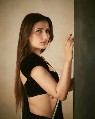 Black Color Plain With Fancy Lace Border Of Pearl Viscose Velvet Saree 1