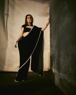 Black Color Plain With Fancy Lace Border Of Pearl Viscose Velvet Saree 2