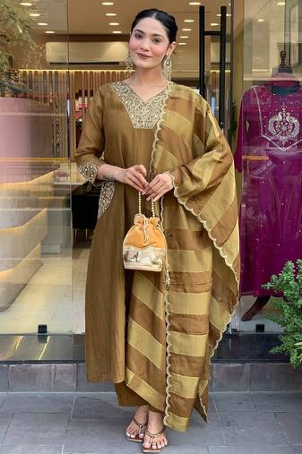 Mahendi silk blend embroidered partywear salwar kameez