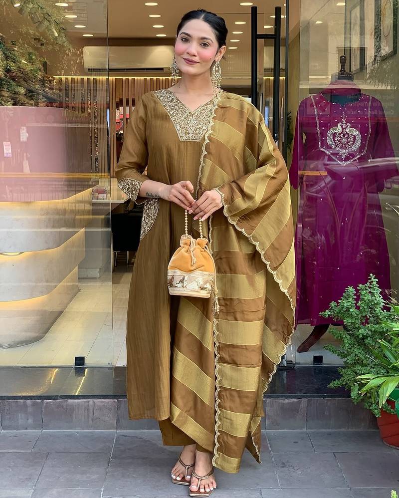 Mahendi silk blend embroidered partywear salwar kameez