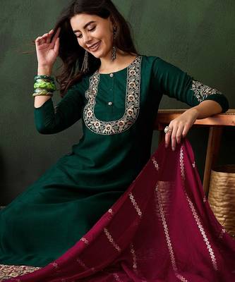 Green silk blend embroidered salwar kameez 3