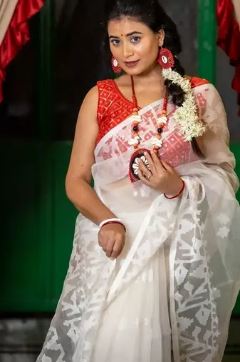 white woven silk blend cotton bengal handloom all seasons sarees