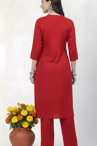 Red embroidered rayon kurta Pant