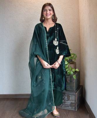 Green velvet chandbala kurta set with dupatta 1