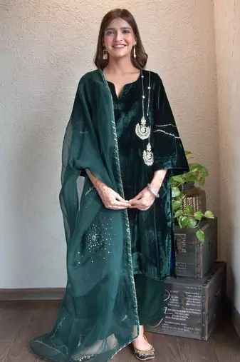 Green velvet chandbala kurta set with dupatta